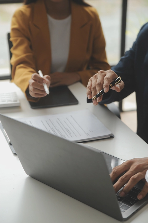 pessoas com um notbook